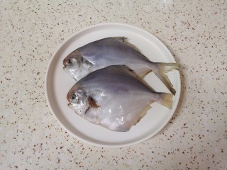 盐焗烤鱼,鲳鱼去除鱼鳃和内脏清洗干净。 
