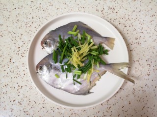 盐焗烤鱼,将小葱和生姜切碎，放在切面上。 