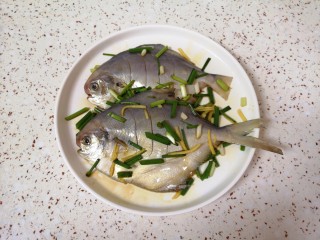 盐焗烤鱼,加入料酒、酱油和盐，均匀的涂抹在鲳鱼上面，腌制一个小时，中间给鱼“按摩”两次。