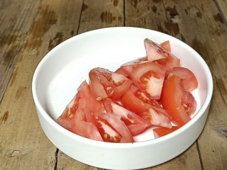 茄汁花菜,番茄洗净后切成小块备用