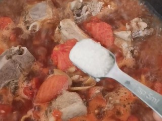 番茄烧排骨,加入一勺糖，盖上盖子小火焖煮20分钟
