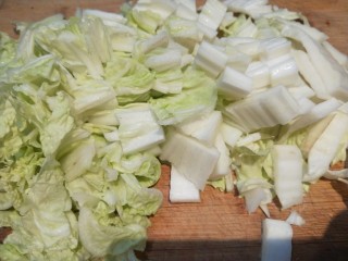 白菜烩小酥肉,切成小块