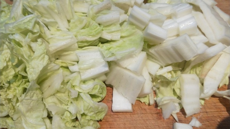 白菜烩小酥肉,切成小块