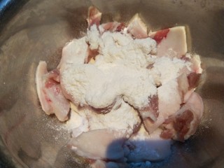 白菜烩小酥肉,加入适量面粉