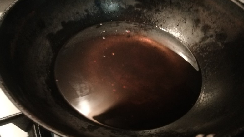 白菜烩小酥肉,锅中倒入适量油烧热