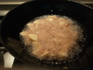白菜烩小酥肉,一个大土豆去皮切块倒入锅中炸制