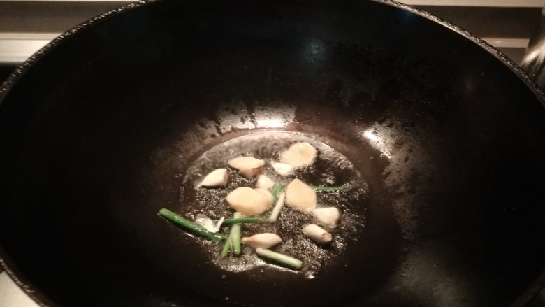 白菜烩小酥肉,炒均匀葱姜蒜