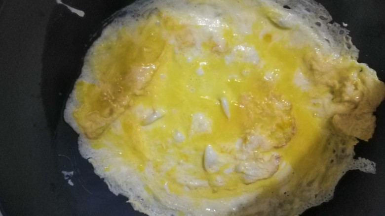 包菜胡萝卜炒鸡蛋,先煎鸡蛋