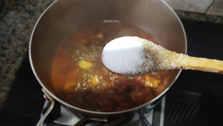 番茄烧排骨,起锅前几分钟加入盐，大火收汁