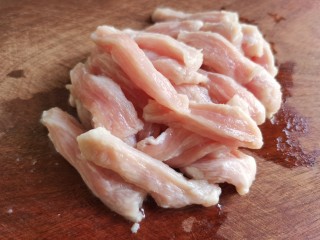 白菜烩小酥肉,猪肉切成条状。