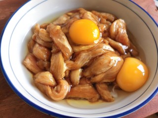 白菜烩小酥肉,腌好后把姜片挑出来，然后打入两个鸡蛋。