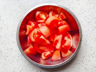 番茄烧排骨,番茄去皮，洗净，切成块