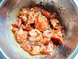 番茄烧排骨,加入1/2的生姜片和少许葱白，抓均匀，腌制一个小时左右