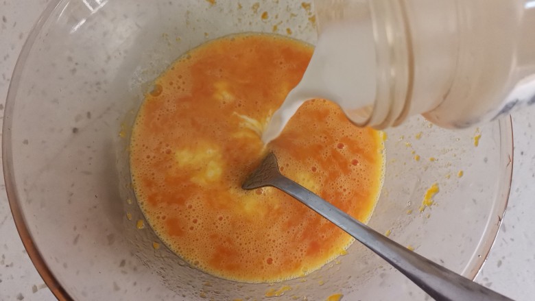 南瓜蒸蛋,加入30克配方奶，搅拌均匀