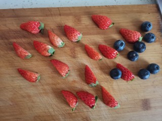 草莓抱抱卷,草莓，蓝莓洗干净擦干水分，切好备用