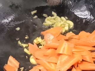 包菜胡萝卜炒鸡蛋,放入胡萝卜炒匀至断生