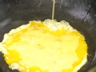 包菜胡萝卜炒鸡蛋,倒入热油锅中，炒熟后盛出备用
