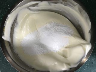 草莓抱抱卷,分2次筛入蛋糕粉，改用切拌和翻拌的手法，拌至没有干粉