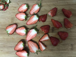 草莓抱抱卷,烘烤的时候，把草莓清洗干净，用刀切开备用