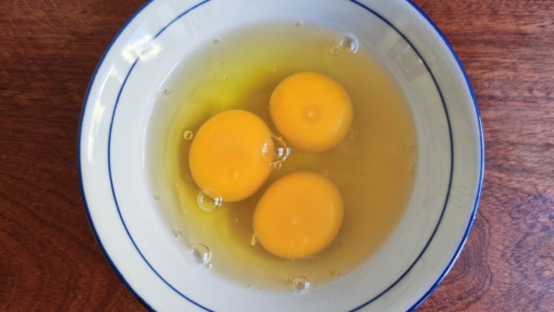 包菜胡萝卜炒鸡蛋,三颗<a style='color:red;display:inline-block;' href='/shicai/ 9'>鸡蛋</a>打入小碗中，用筷子打散。