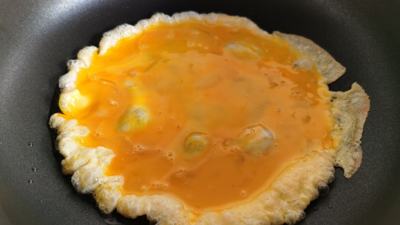 包菜胡萝卜炒鸡蛋,炒锅烧热放油，倒入蛋液翻炒，鸡蛋炒熟后盛出备用。