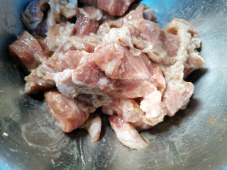 白菜烩小酥肉,猪肉加入生抽，糖，胡椒粉腌制一会