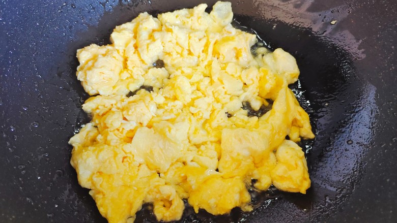 包菜胡萝卜炒鸡蛋,起油锅，油热后下鸡蛋液，翻炒至凝固结块，盛出备用