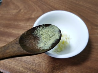 椒麻莲藕,加入适量的青花椒粉。