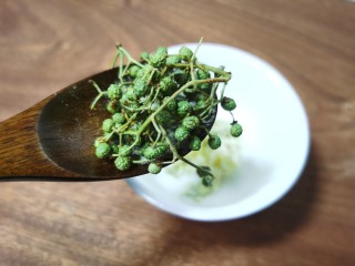 椒麻莲藕,加入新鲜的青花椒。如果家里没有新鲜的青花椒，可以放平常用的干花椒。
