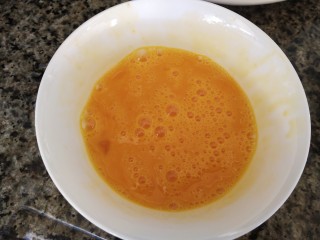 包菜胡萝卜炒鸡蛋,土鸡蛋磕入碗里，加点盐和料酒，搅拌均匀