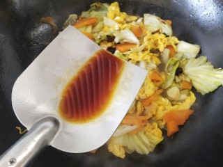包菜胡萝卜炒鸡蛋,起锅前加入生抽