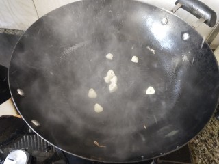 包菜胡萝卜炒鸡蛋,锅里留着底油，放入蒜瓣炒香