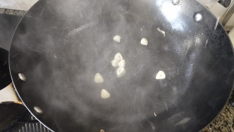 包菜胡萝卜炒鸡蛋,锅里留着底油，放入蒜瓣炒香