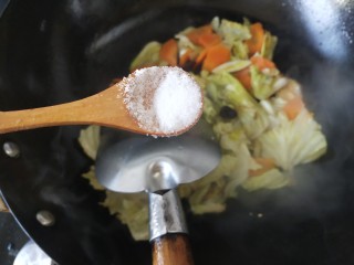 包菜胡萝卜炒鸡蛋,少许盐，加入少许开水，炒到包菜变软