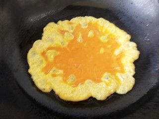 包菜胡萝卜炒鸡蛋,锅里放油烧热，倒入蛋液，几秒钟就可以出锅