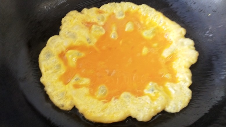 包菜胡萝卜炒鸡蛋,锅里放油烧热，倒入蛋液，几秒钟就可以出锅