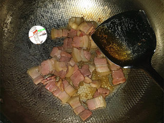 咸肉炒大蒜,炒至咸肉变色，出油，烹入1勺料酒和少许温水，煮至2~3分钟，将咸肉煮熟