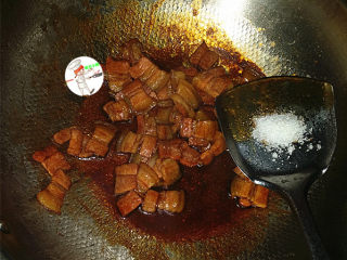咸肉炒大蒜,加入1小勺白糖，中和咸味，翻炒炒匀