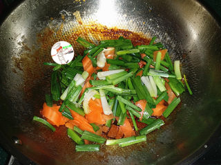 咸肉炒大蒜,接着把胡萝卜、蒜叶及煸炒过蒜白一起放入锅中，大火翻炒
