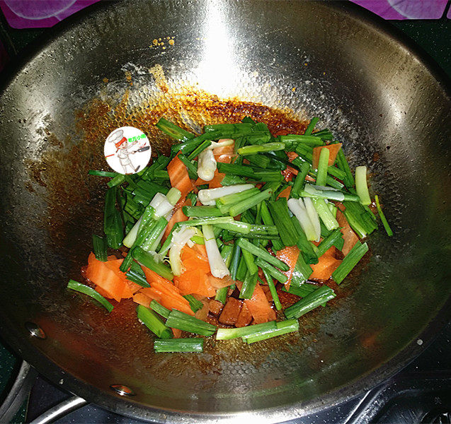 咸肉炒大蒜,接着把胡萝卜、蒜叶及煸炒过蒜白一起放入锅中，大火翻炒