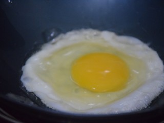 鸡蛋拌黄瓜,热锅凉油，放入鸡蛋煎至一面焦黄