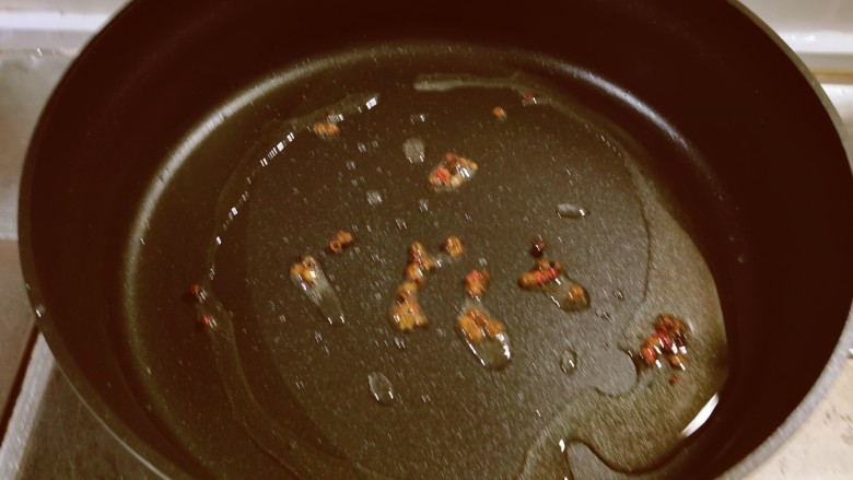 椒麻莲藕,起油锅放入食用油加热，放入麻椒炒出麻香味。