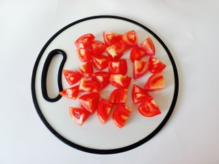 番茄烧排骨,番茄洗净切小块。