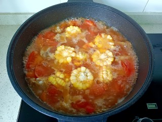 番茄烧排骨,加玉米继续炖15分钟。