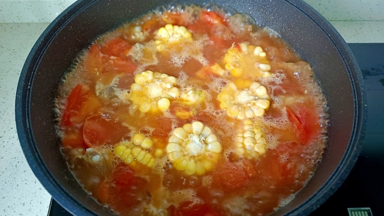 番茄烧排骨,加玉米继续炖15分钟。