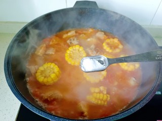 番茄烧排骨,炖到汤汁浓稠加盐一勺。