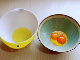 草莓抱抱卷,首先将蛋黄与蛋白分别在无油无水的器具中。
