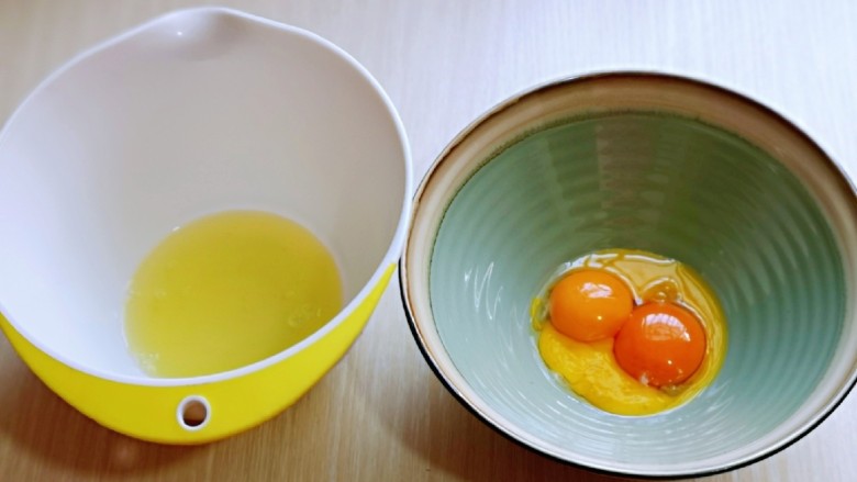草莓抱抱卷,首先将蛋黄与蛋白分别在无油无水的器具中。