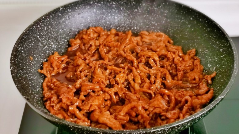 青椒肉丝盖浇饭,起油锅倒入腌制好的肉丝炒变色盛出备用。