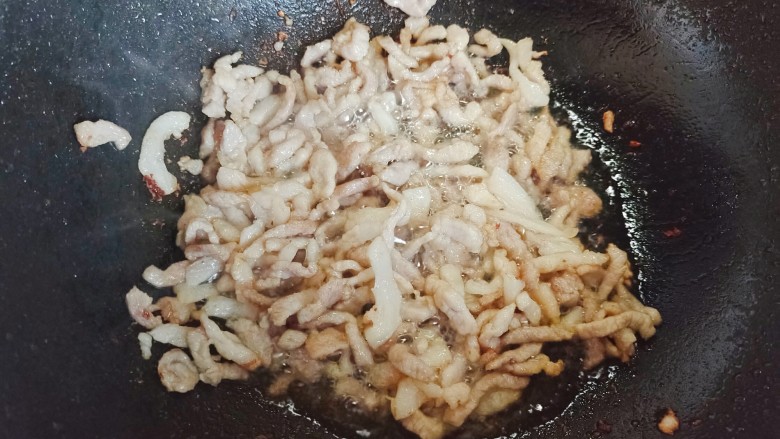 京葱炒肉丝,起油锅，油热后下肉丝，煸炒至肉丝稍稍呈金黄色，并有油脂逼出来
